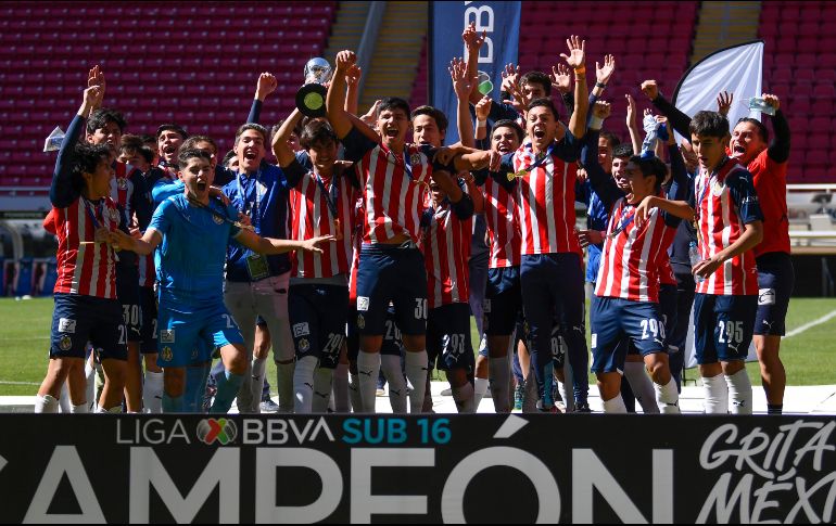 EN CASA. La Sub-16 de Chivas jugó el duelo decisivo en la cancha del Estadio Akron y lograron alzar el trofeo. IMAGO7
