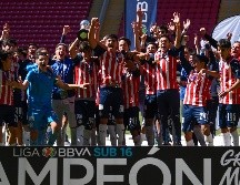 EN CASA. La Sub-16 de Chivas jugó el duelo decisivo en la cancha del Estadio Akron y lograron alzar el trofeo. IMAGO7