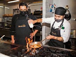 Para Cardona (a la izquierda) hacer esta labor le ha costado muchas horas de esfuerzo, pero lo hace por amor a la profesión. EL INFORMADOR/G. Gallo