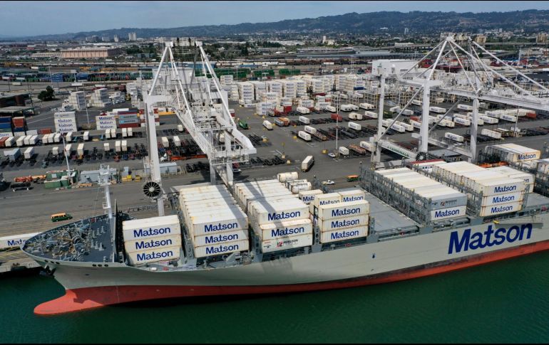 La “crisis de los contenedores”, que inició como un efecto de la pandemia por el cierre de puertos y retrasos en la descarga de mercancías, ha generado aumentos récord en el costo de fletes. AFP/Archivo
