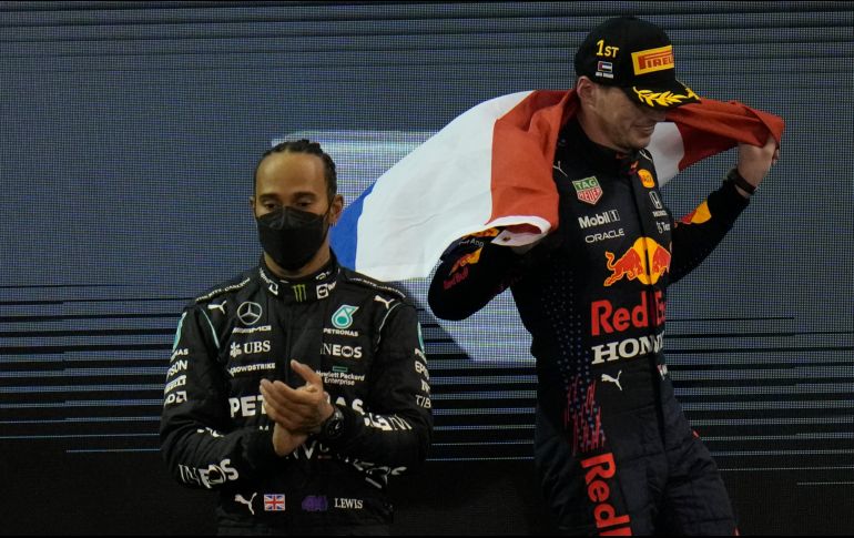 Verstappen, con Red Bull, ganó su décima carrera del año para finalizar en el Mundial 2021 por delante de Lewis Hamilton, siete veces campeón del mundo. AP / H. Ammar