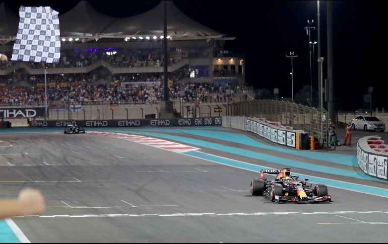 El safety car, a cinco vueltas del final, determinó el destino: Verstappen cambió de neumáticos, Hamilton no. AFP / K. Jebreili