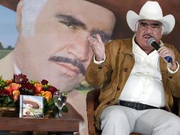 Al subir al escenario que estaba montado para la ocasión, don Vicente agradeció tantas muestras de cariño en medio de la lluvia que caía en el lugar. EL INFORMADOR / ARCHIVO