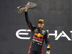 De último momento, cuando parecía que Mercedes se llevaba todo el botín, Max Verstappen superó a Lewis Hamilton en una polémica última vuelta. EFE / ARCHIVO