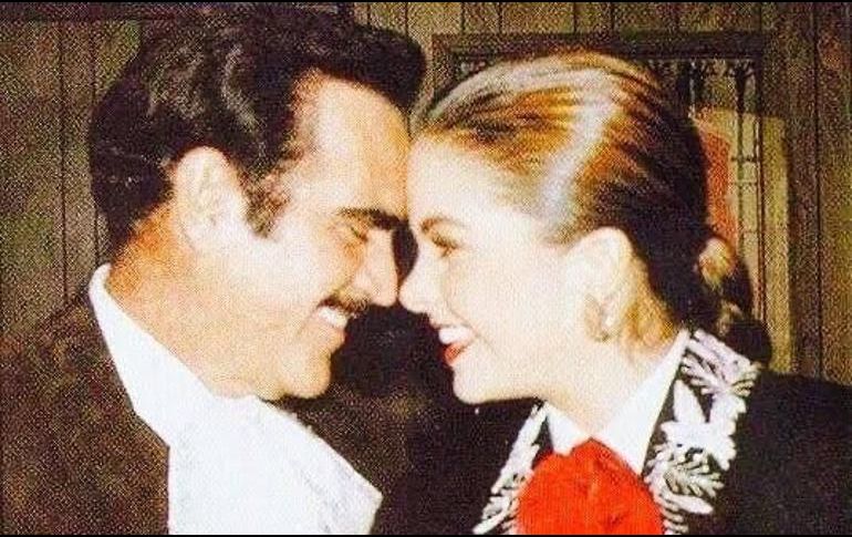 El tema que compartieron en los escenarios se dio a finales de la década de los 80; en esos años Lucero recibió la invitación de Vicente para que cantaron juntos el tema “Se me olvidó otra vez”. ESPECIAL/ LUCERO