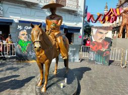 Al mediodía, colocaron en la estatua tres pinturas en homenaje a Vicente Fernández. EL INFORMADOR/E. Gómez