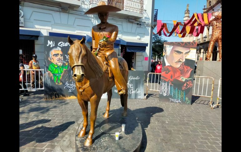 Al mediodía, colocaron en la estatua tres pinturas en homenaje a Vicente Fernández. EL INFORMADOR/E. Gómez