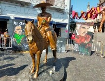 Al mediodía, colocaron en la estatua tres pinturas en homenaje a Vicente Fernández. EL INFORMADOR/E. Gómez