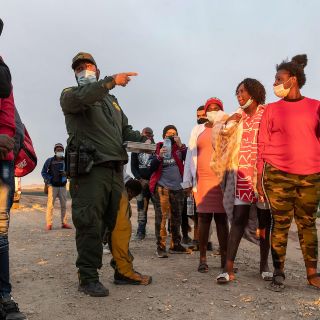 Chiapas: Presuntos "polleros" golpean a agente del INM