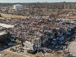 Solo 40 personas han sido rescatadas hasta ahora en esta fábrica de velas en Mayfield, Kentucky, tras el paso del tornado el viernes. EFE/EPA/T. Maury