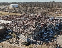 Solo 40 personas han sido rescatadas hasta ahora en esta fábrica de velas en Mayfield, Kentucky, tras el paso del tornado el viernes. EFE/EPA/T. Maury
