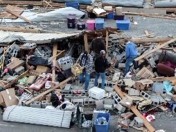 Describen que el viento arrancaba las almohadas de las manos a los ancianos mientras el personal batallaba por sujetarlos. EFE/T. Maury