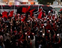 LOCURA. La afición rojinegra se agolpaba al camión donde llegaron los jugadores. IMAGO7