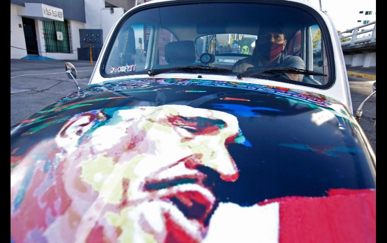 Vicente Fernández falleció la mañana de este domingo en un hospital en Guadalajara. Un fan llegó al sitio en un vehículo con la imagen de 