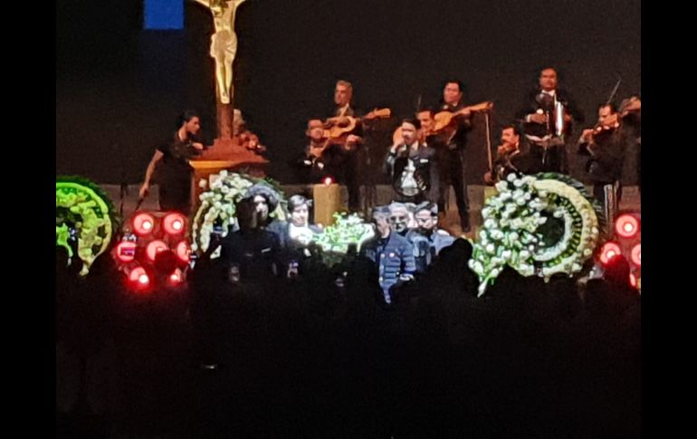 El inicio del homenaje en la Arena VFG, hasta donde fue trasladado el cuerpo del cantante. EL INFORMADOR/E. Esparza