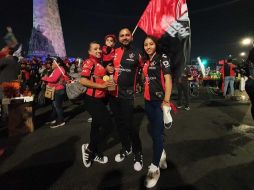 Alejandra y Jorge llevaron hoy a sus dos hijas a ver el partido a este punto de la ciudad. EL INFORMADOR / R. Bobadilla