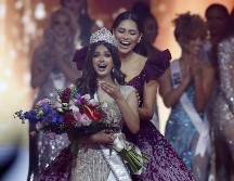 Harnaaz Sandhu, de 21 años, recibió la corona de Miss Universo de la mexicana Andrea Meza. EFE/EPA/A. Safadi