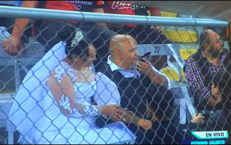 La imagen de lla pareja rojinegra llamó la ateción de las cámaras de televisión. REDES SOCIALES