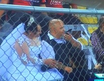 La imagen de lla pareja rojinegra llamó la ateción de las cámaras de televisión. REDES SOCIALES