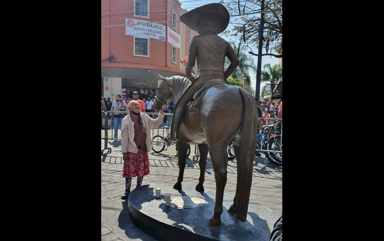 Una mujer reacciona ante la estatua del cantante en la Plaza de Los Mariachis, en Guadalajara. EL INFORMADOR/E. Gómez