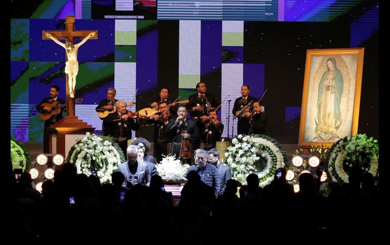 Familiares hacen guardia junto al féretro con los restos de Vicente Fernández en el homenaje en la Arena VFG. EFE/F. Guasco