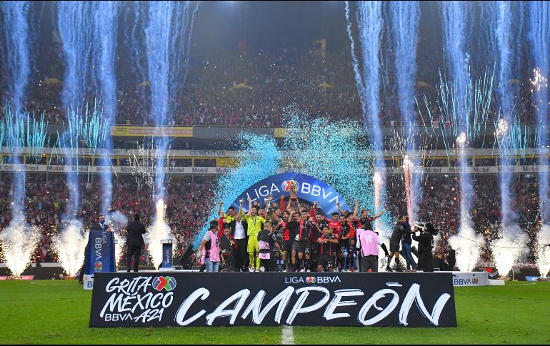 Hoy fue el día menos pensado para los rojinegros. Hoy esa transformación que presumían en la camiseta quedó completada. IMAGO7