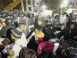 Recepción. Migrantes fueron recibidos por una guardia de policías. Xinhua