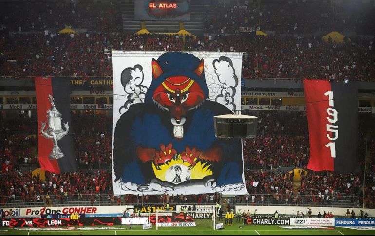 Recuerdo. Aficionados atlistas cantaron “Volver, volver”, para recordar al Charro de Huentitán. EFE