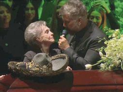 Despedida con su público. En el homenaje que se hizo a puerta abierta en la Arena VFG, Alejandro Fernández consoló a su madre y cantó junto al ataúd. Especial