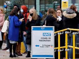 Cientos de personas se forman en Londres para recibir la dosis de refuerzo contra el COVID-19. AFP / T. Akmen