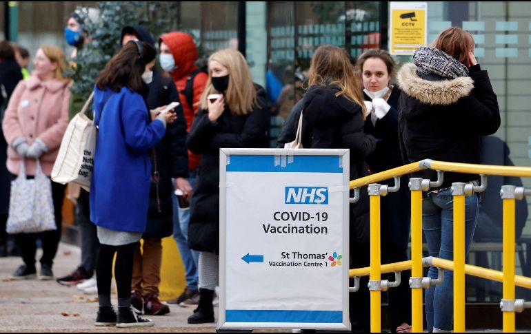 Cientos de personas se forman en Londres para recibir la dosis de refuerzo contra el COVID-19. AFP / T. Akmen
