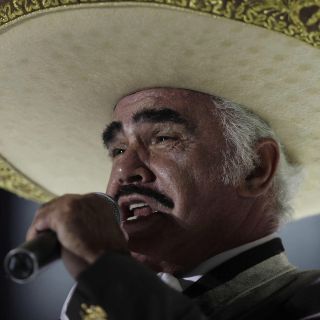 Suena "Volver, volver" en la "mañanera" de AMLO en honor a Vicente Fernández