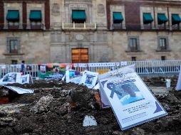 Con fosas, familias de desaparecidos protestan afuera de Palacio Nacional