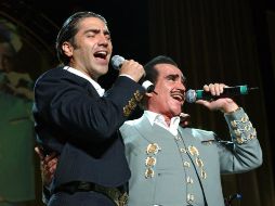Alejandro Fernández y Vicente Fernández cantando juntos en el Madison Square Garden, Nueva York. AP / ARCHIVO