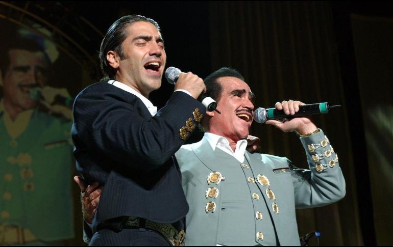 Alejandro Fernández y Vicente Fernández cantando juntos en el Madison Square Garden, Nueva York. AP / ARCHIVO