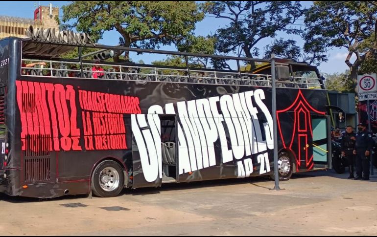 Previo al desfile de celebración, el camión del Atlas llegó a las inmediaciones de la Catedral de Guadalajara, donde se realiza una misa. ESPECIAL/Gobierno de Guadalajara