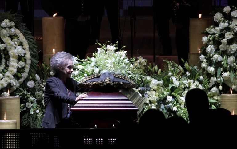 María del Refugio Abarca durante el homenaje ayer en la Arena VFG. AP/A. Campos