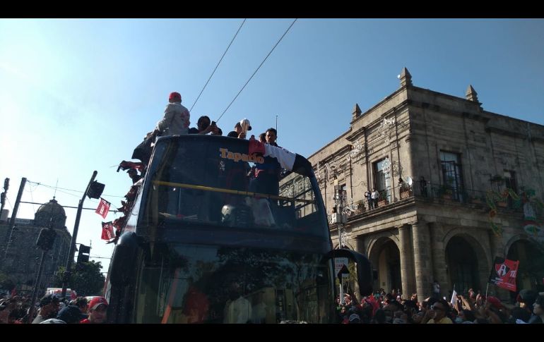 Fans se congregan para ver a los campeones tras la misa. EL INFORMADOR/R. Estrada