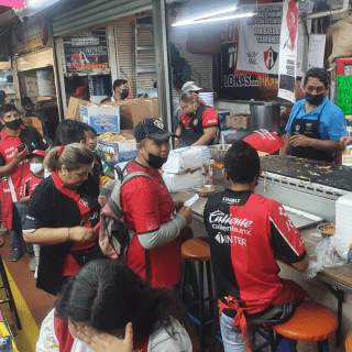 Cumple su promesa y regala tortas por el título de Atlas