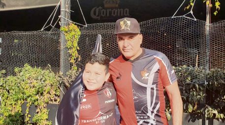 Reconocido. Osorno no quería perderse la fiesta y aprovechó la convivencia. El Informador/ J. Robles