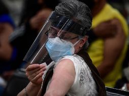 Luego de que al arranque de la campaña para la vacuna de refuerzo contra el COVID-19 para los adultos mayores se informara que no era necesario registrarse, hoy Hugo López-Gatell Ramírez dijo que sí será. AFP / ARCHIVO