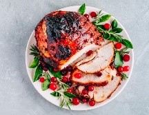 Pierna al horno mechada. ISTOCK.