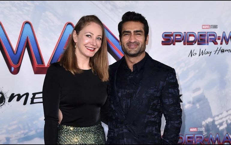 Kamail Nanjiani y Emily V. Gordon posan en el estreno de “Spider-Man: No way home”. AP / J. Strauss