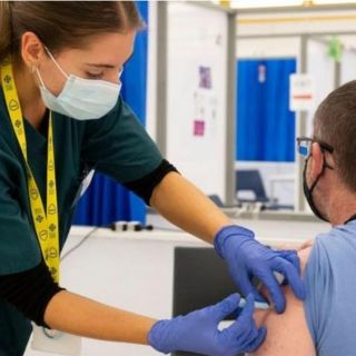 Covid: cómo funciona y por qué es importante la dosis de refuerzo contra la variante ómicron