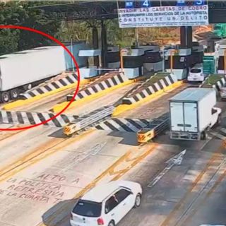 Video: Dos tráileres con respiradores pasaron por caseta; el segundo se accidentó en Chiapas