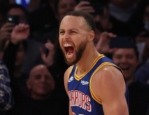Stephen Curry celebra el triple con el que batió el récord de la NBA, esta noche en Nueva York, Estados Unidos. AFP/Getty Images/A. Bello