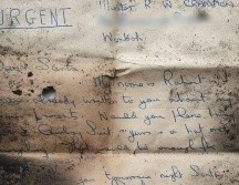 La carta doblada se encontró dentro de un montón de hollín después de que se limpiara la chimenea. SWEEPS CHIMNEY SERVICES