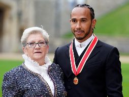 El piloto británico fue coronado hoy, en una ceremonia realizada en el castillo de Windsor, en la que estuvo presente junto a su madre. AFP / A. Matthews