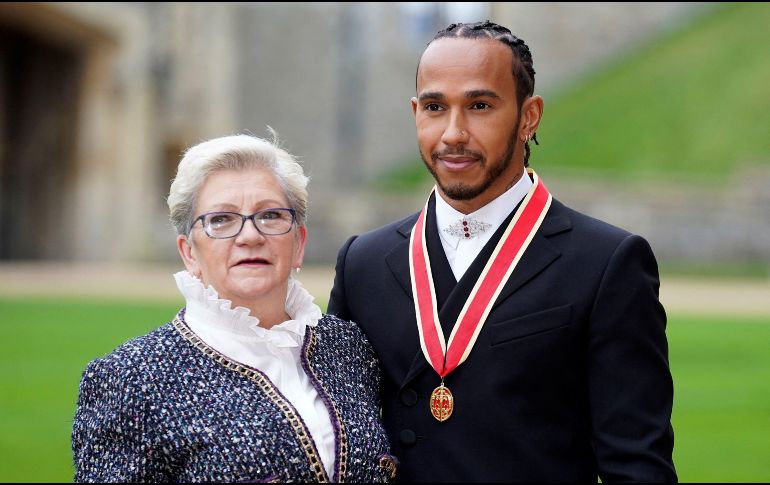 El piloto británico fue coronado hoy, en una ceremonia realizada en el castillo de Windsor, en la que estuvo presente junto a su madre. AFP / A. Matthews