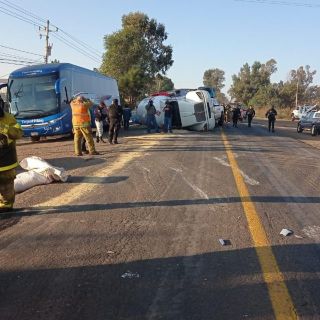 Seguridad en Jalisco: Pipa de gas se vuelca en Tepatitlán y provoca choque múltiple